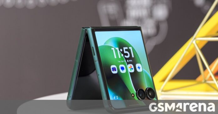 Motorola is having a fire sale on the Moto Razr Ultra 2025
